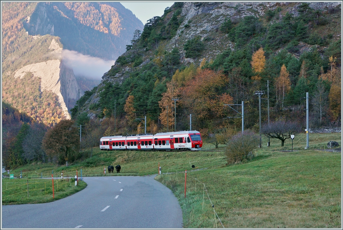 Der TMR Region Alps RABe 525 040 ist von Martigny nach Le Châble unterwegs und erreicht in Kürze den Bedarfshalt Etiez. Noch liegt das Tal im Schatten, doch oberhalb von Sembrancher zieht der Nebel ab und es zeigt sich schon die Sonne am Berghang. 

6. November 2020