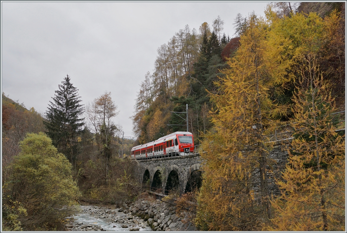Der TMR Region Alps RABe 525 041 (UIC 94 85 7525 041-0 CH-RA) ist von Orsières nach  Sembrancher nach unterwegs und wird sein Ziel in Kürze erreichen. Mit den Lärchen im Vordergrund eines meiner Lieblingsbild der Serie und bei  schönem  Wetter wohl kaum machbar, da Szene im Gegenlicht wäre.

5. November 2020