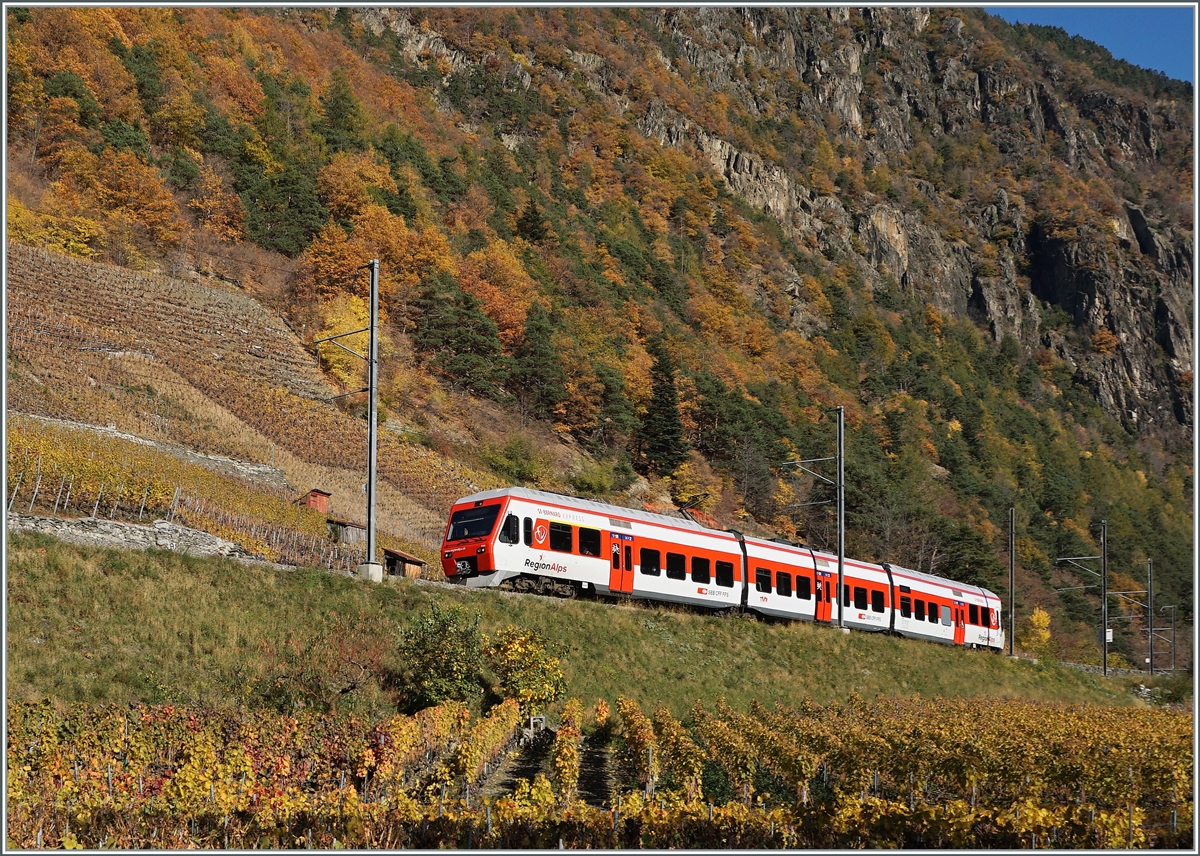 Der TMR Region Alps RABe 525 038 ist als Regionalzug auf der Fahrt von Le Châble nach Martigny und fährt kurz vor Bovernier durch bunte Rebberge, die jetzt im Spätherbst erst kurz nach Mittag in den Genuss der Sonne kommen. 

6. Okt. 2020