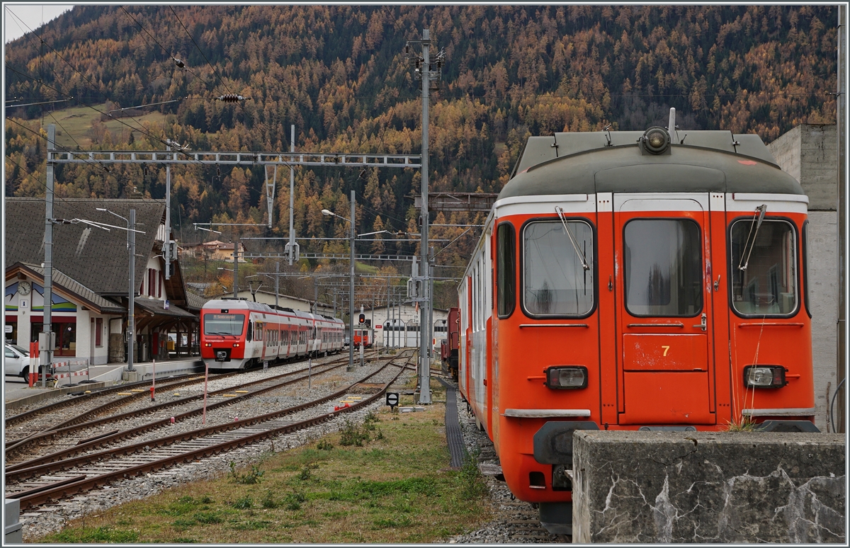 Der TMR Region Alps RABe 525 041 (UIC 94 85 7525 041-0 CH-RA) wartet in Orsières auf die Abfahrt nach Sembrancher. Zu Schulungszwecken ist ein zweiter NINA im Bahnhof zu sehen. Im Vordergrund steht vom Prellbock verdeckt der wohl ausrangierte ABDe 4/4 N° 7. 

5. Nov. 2020