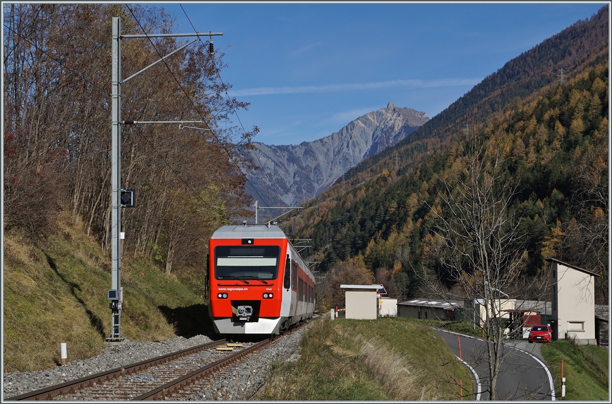 Der TMR Region Alps RABe 525 041 (UIC 94 85 7525 041-0 CH-RA) ist kurz nach Orsières auf der Fahrt nach Sembrancher.

10. November 2020