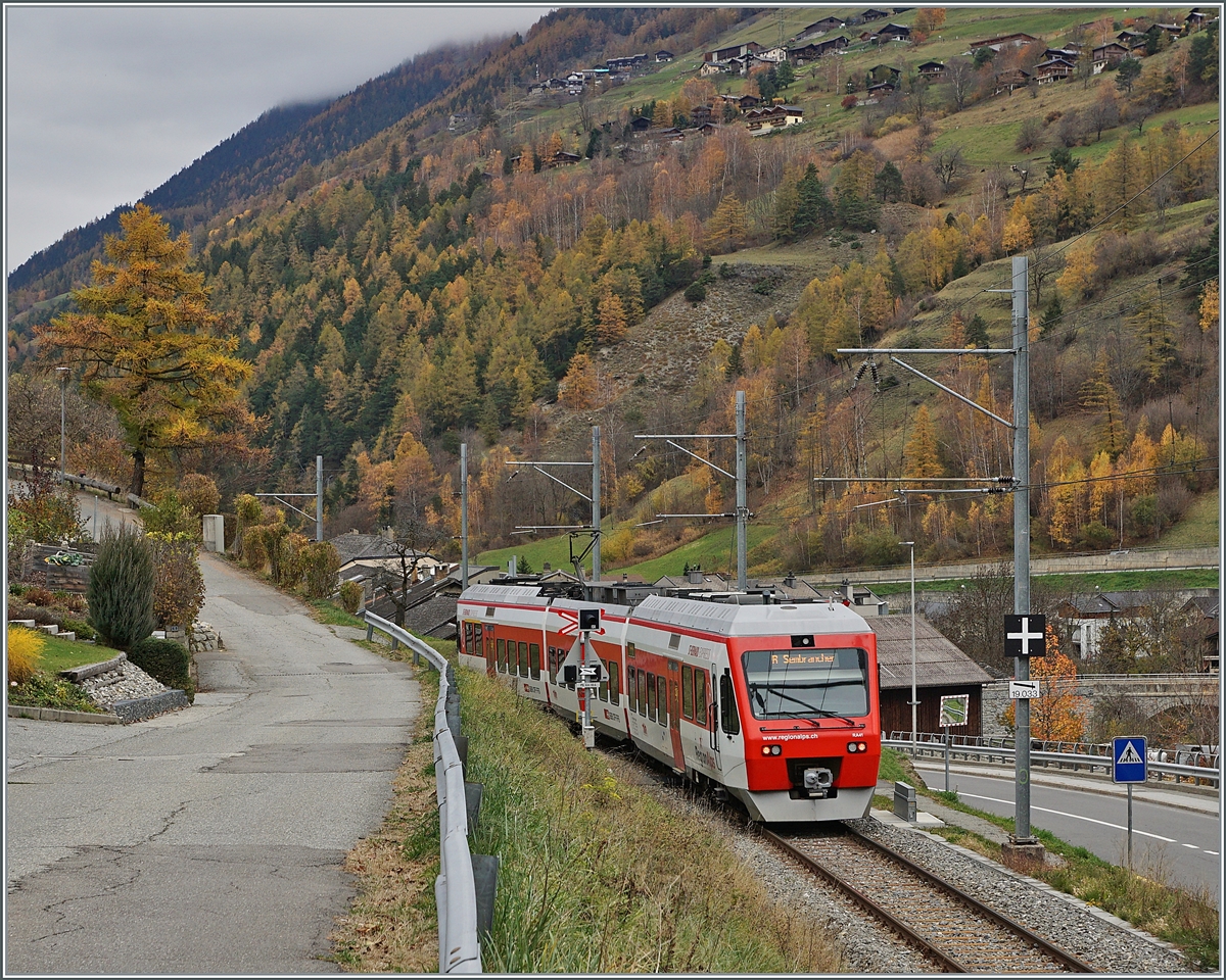 Der TMR Region Alps RABe 525 041 (UIC 94 85 7525 041-0 CH-RA) verlässt Orsières in Richtung Sembrancher. 

5. November 2020