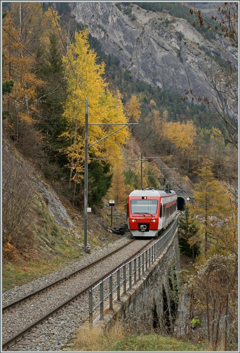 Der TMR RegionAlps RABe 525 041 (UIC 94 85 7525 041-0 CH-RA) ist von Sembrancher nach Orsières unterwegs und konnte kurz nach Sembrancher bei Kilometer 14 fotogarfiert werden. Zu meiner Überraschung zeigten sich die bunten Herbstfarben trotz (oder gerade wegen) des Hochnebels recht kräftig. 

5. November 2020