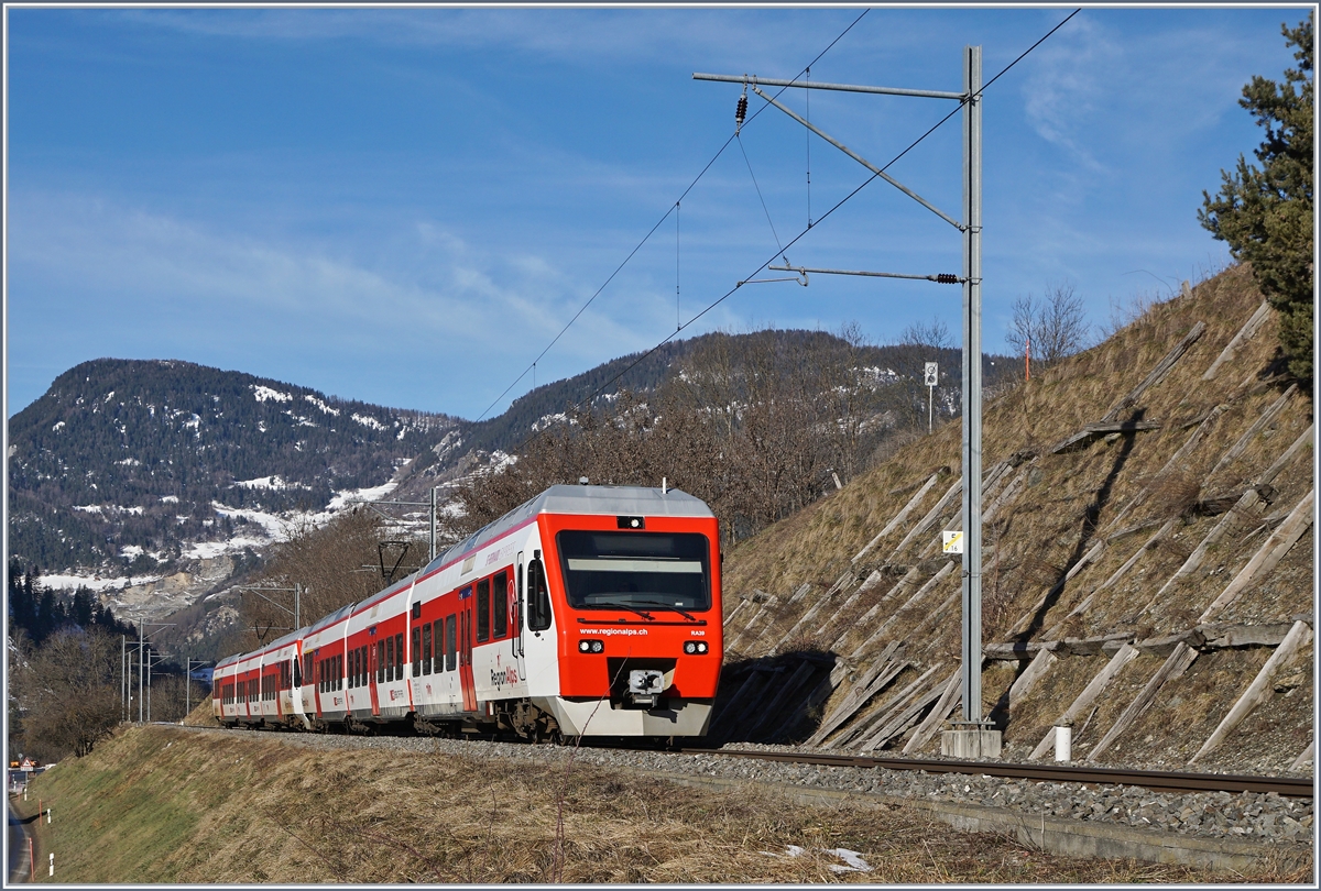 Der TMR Regionalzug 26114, bestehend aus zwei RegionAlps RABe 525 (Nina) erreicht in Kürze sein Ziel Le Châble.

9. Februar 2020