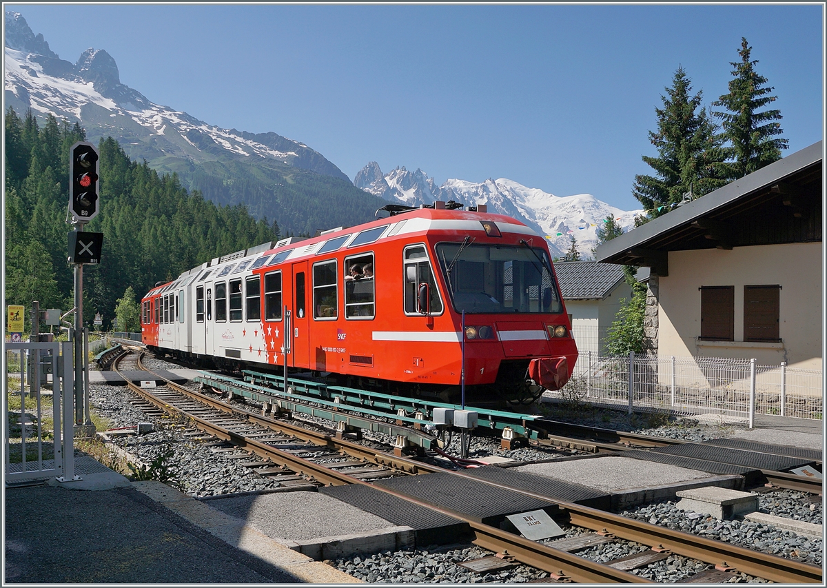 Der TMR/SNCF BD eh 4/8 N° 801/802 (94 87 0000 802-2 F SNCF) Triebzug erreicht auf seiner Fahrt von St-Gervais Les Bains Le Fayette nach Vallorcine vor dem Hintergrund des Mont Blanc Massivs den Bahnhof von Montroc Le Planet. 

20. Juli 2021
