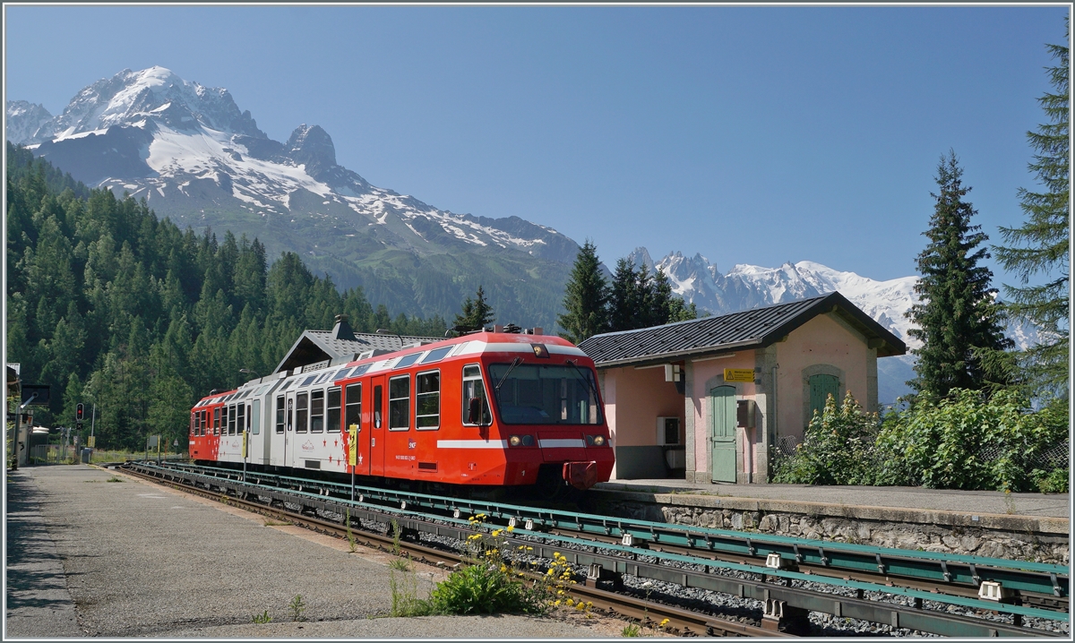 Der TMR/SNCF BD eh 4/8 N° 801/802 (94 87 0000 802-2 F SNCF) Triebzug auf seiner Fahrt von St-Gervais Les Bains Le Fayette nach Vallorcine beim Halt im Bahnhof von Montroc Le Planet.
Im Hintergrund rechts im Bild das Mont-Blanc Massif.

20. Juli 2021