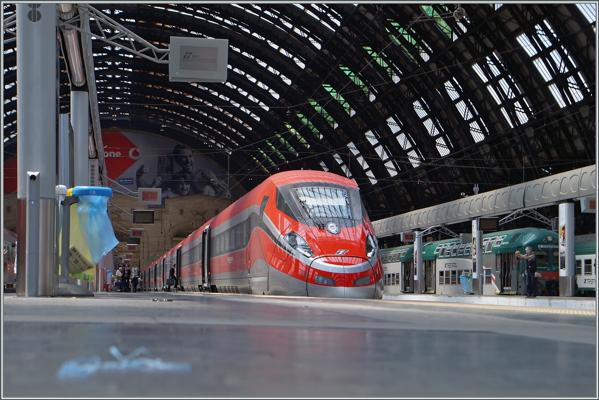 Der von Torino P.N nach Roma fahrende ETR 400 Frecciarossa 1000 wartet in Milano Centrale auf die Abfahrt nach Roma Termini. Der FR 9631 verkehrt ohne kommerziellen Halt von Milano (ab 13.00) nach Roma (an 15.55).
22. Juni 2015