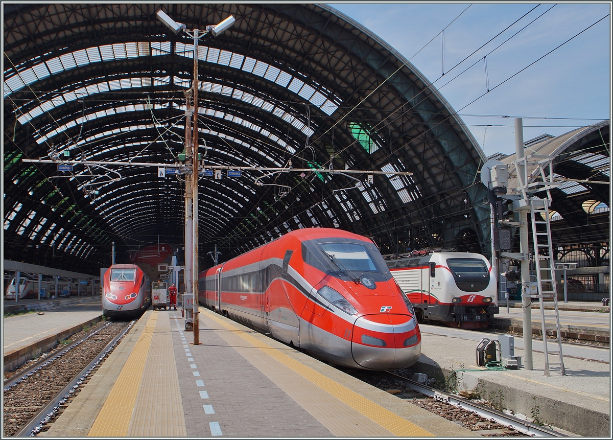 Der von Torino P.N nach Roma fahrende ETR 400 Frecciarossa 1000 erreicht Milano Centrale, um zehn Minuten später als FR 9631 ohne kommerziellen Halt nach Roma Termini zu fahren.
Links im Bild sind zwei ETR 500 als Frecciabianca und Frecciarossa zu erkennen, rechts wartet eine E 402 B vor ihrem Frecciabianca auf die Abfahrt. 
22. Juni 2015