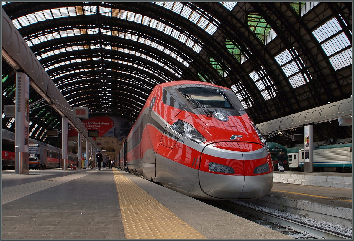 Der von Torino P.N nach Roma fahrende ETR 400  Frecciarossa 1000  wartet in Milano Centrale auf die Abfahrt als FR 9631 ohne kommerziellen Halt nach Roma Termini. 
22. Juni 2015