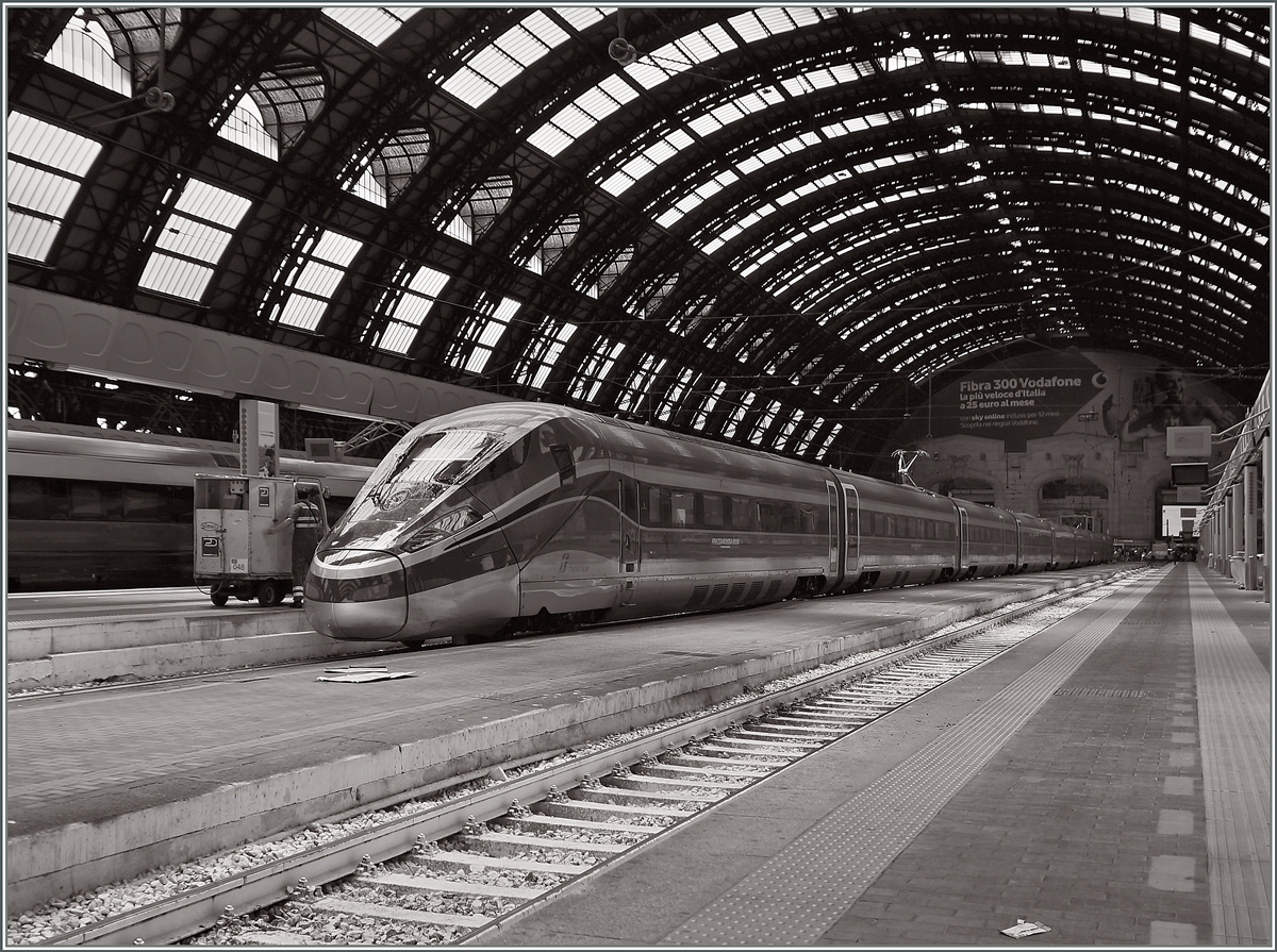 Der von Torino P.N nach Roma fahrende ETR 400  Frecciarossa 1000  wartet in Milano Centrale auf die Abfahrt als FR 9631 ohne kommerziellen Halt nach Roma Termini.
22. Juni 2015