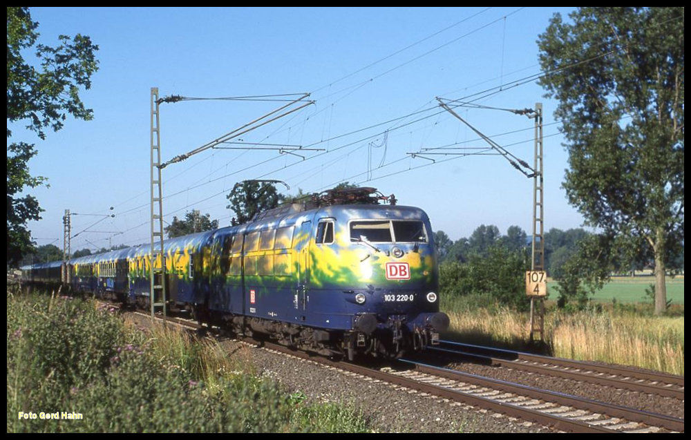 Der Touristik Zug der DB ist hier an der Landesgrenze NRW zu Niedersachsen bei Hasbergen zu sehen. Am 26.6.199 war 103220 damit um 8.05 Uhr nach Rügen unterwegs.