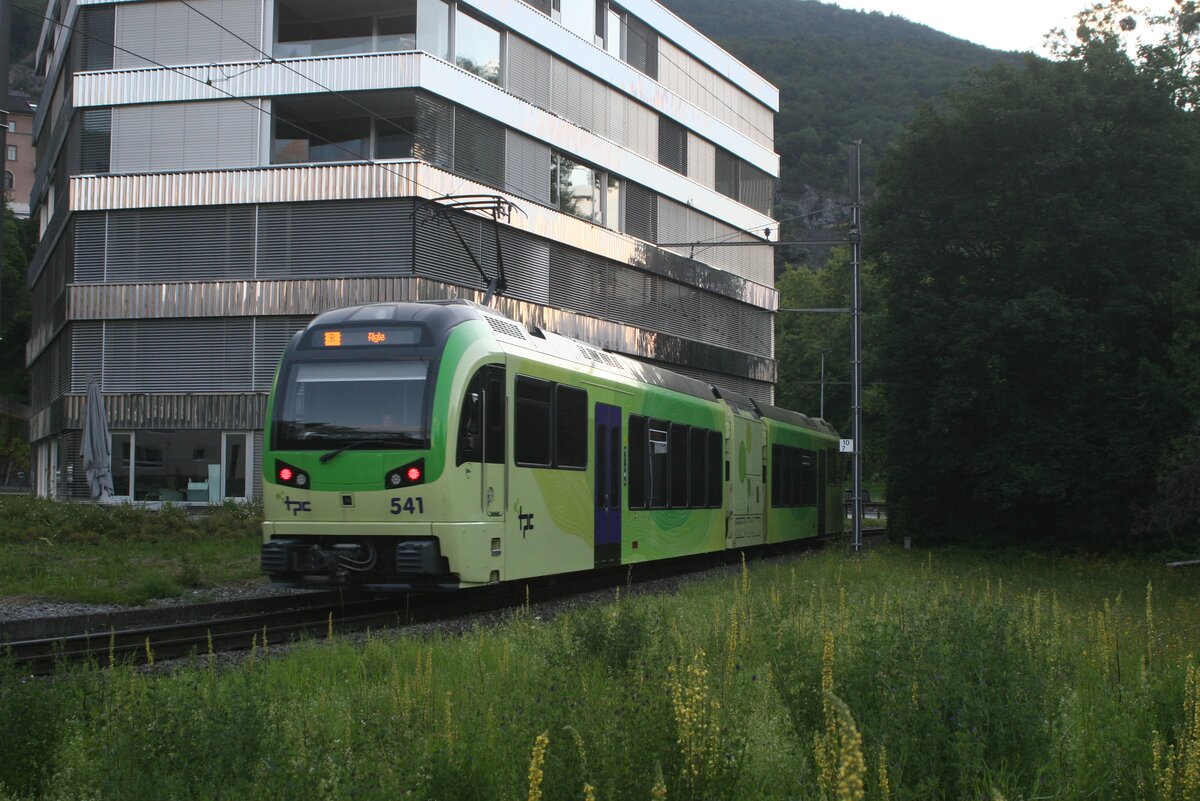 Der TPC ABeh 2/6 541 hat am Abend des 17. Juli soeben den Bahnhof Monthey Ville verlassen und strebt seinem Zielbahnhof Aigle entgegen.

Monthey VS, 17.07.2021