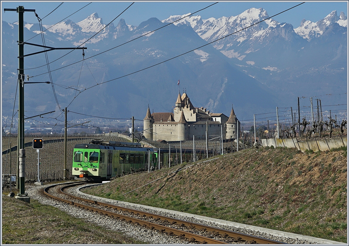 Der TPC ASD BDe 4/4 401 mit Bt als Regionalzug 436 auf dem Weg nach Les Dialerets in den Weinbergen oberhalb von Aigle

23. Feb. 2019
