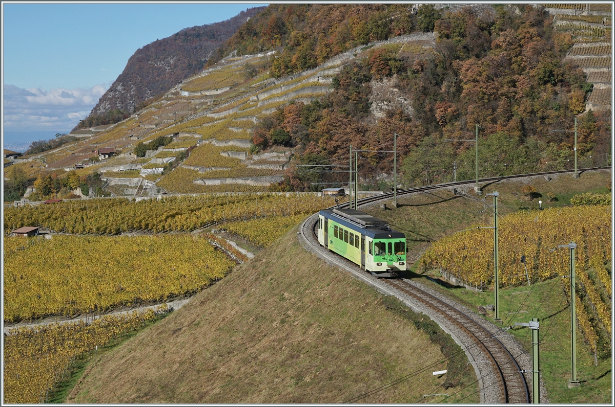 Der TPC ASD BDe 4/4 402 ist Regionalzug 435 von Plambuit nach Aigle in den Weibergen oberhalb von Aigle unterwegs. Wenn auch nur von ein paar Pixel im linken Bildteil angedeutet reicht der Blick bis zum Lac Léman und Lausanne sowie zum Jura. 

5. November 2021