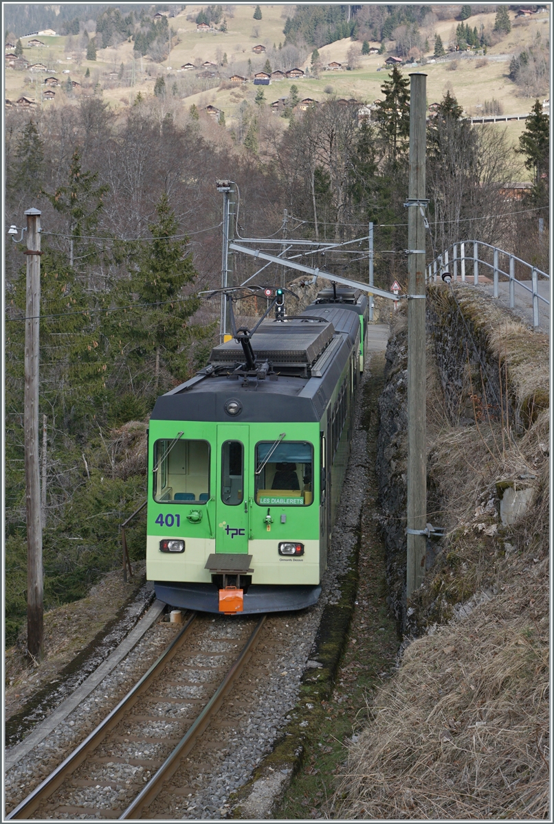Der TPC ASD BDe 4/4 404 mit Bt (ex BLT) und dem BDe 4/4 404 sind als Regio 71 440 auf der Fahrt von Aigle nach Les Diablerets. Der Zug erreicht nun den Halt Les Planches (Aigle).

17. Februar 2024