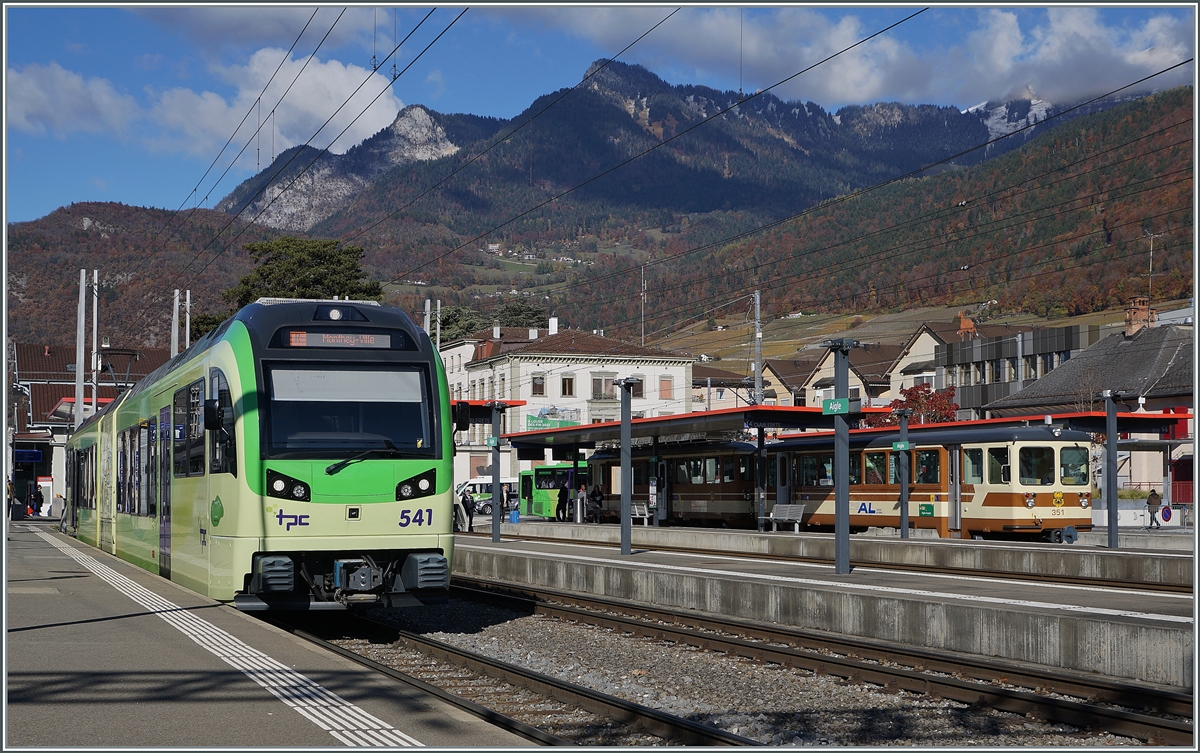 Der TPC ASD/AOMC Beh 2/6 541  Cime de l'Est  wartet auf die Abfahrt nach Monthey Ville. 
Die sieben Triebwagen Beh 2/6 sind mit den Namen der sieben Gipfel der mächtigen Dents de Midi versehen und eine schematische Zeichnung beim Namen zeigt, wo sich der entsprechende Gipfel befindet.

5. November 2021
