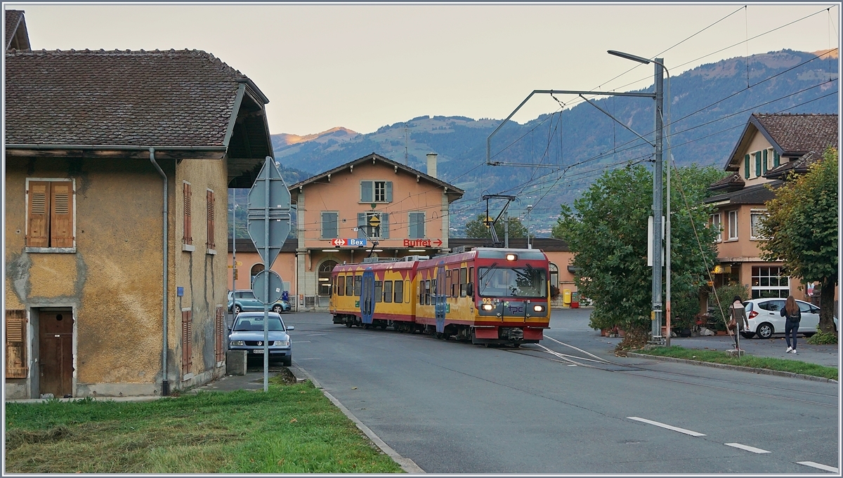 Der TPC Beh 4/8 93 verlässt Bex in Richtung Villars s/O. Der Zug zeigt sich noch in der alten BVB Farbgebung.

11. Oktober 2017