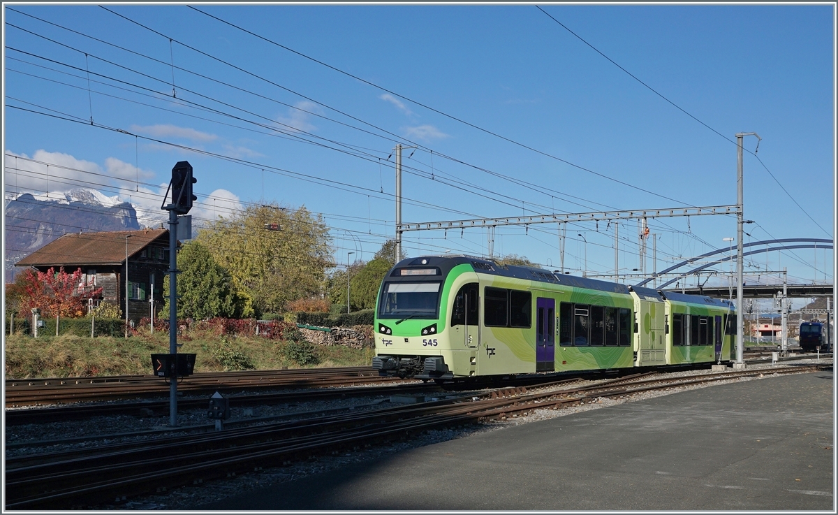 Der TPC Bhe 2/6 545 verlässt Aigle in Richtung Monthey. Links im Bild ein Châlet, wie es eigentlich wengier im Rohne-Tal als in den umgebenden Bergen zu finden ist. 

5. November 2021