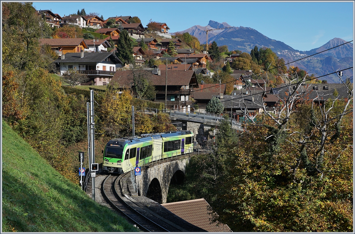 Der TPC Bhe 2/6 N° 545  La Dent Jaune  (Gelber Zahn) fährt als Regioanlzug 32 von Aigle nach Champéry über die Pont de Chemex.
28. Okt. 2016
