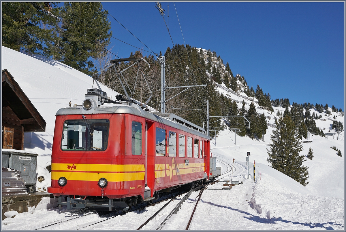 Der TPC BVB BDeh 2/4 25 (Baujahr 1944) erneut auf Bergfahrt, diesmal als Dienstzug, um an den Zwischenstation die Abfallcontainer auszutauschen. 
Der Triebwagen verlässt Bouquetins Richtung Col-de-Bretaye .

12. März 2019