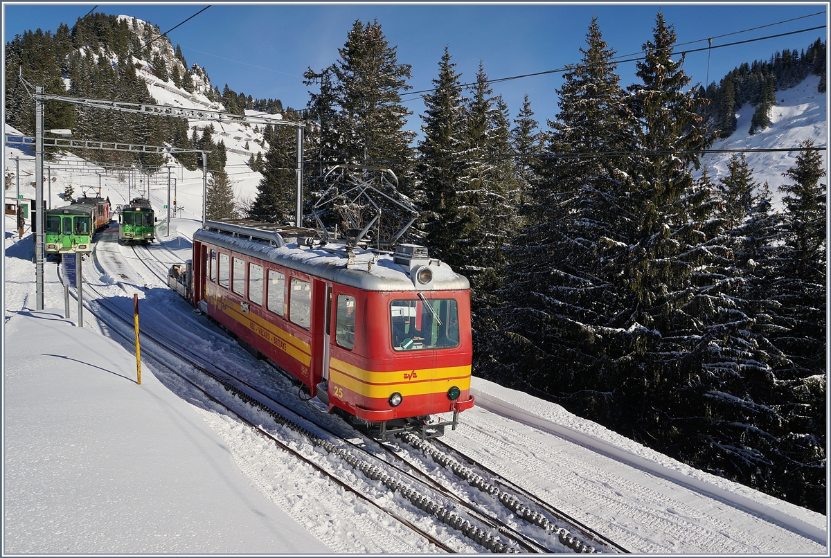 Der TPC BVB BDeh 2/4 25 verlässt Bouquetins Richtung Villars und signalisiert mit dem grünen Licht und der grünen Schiebe, das noch ein weiterer Zug folgt, der im Hintergrund ja bereits zu sehen ist.

12. März 2019