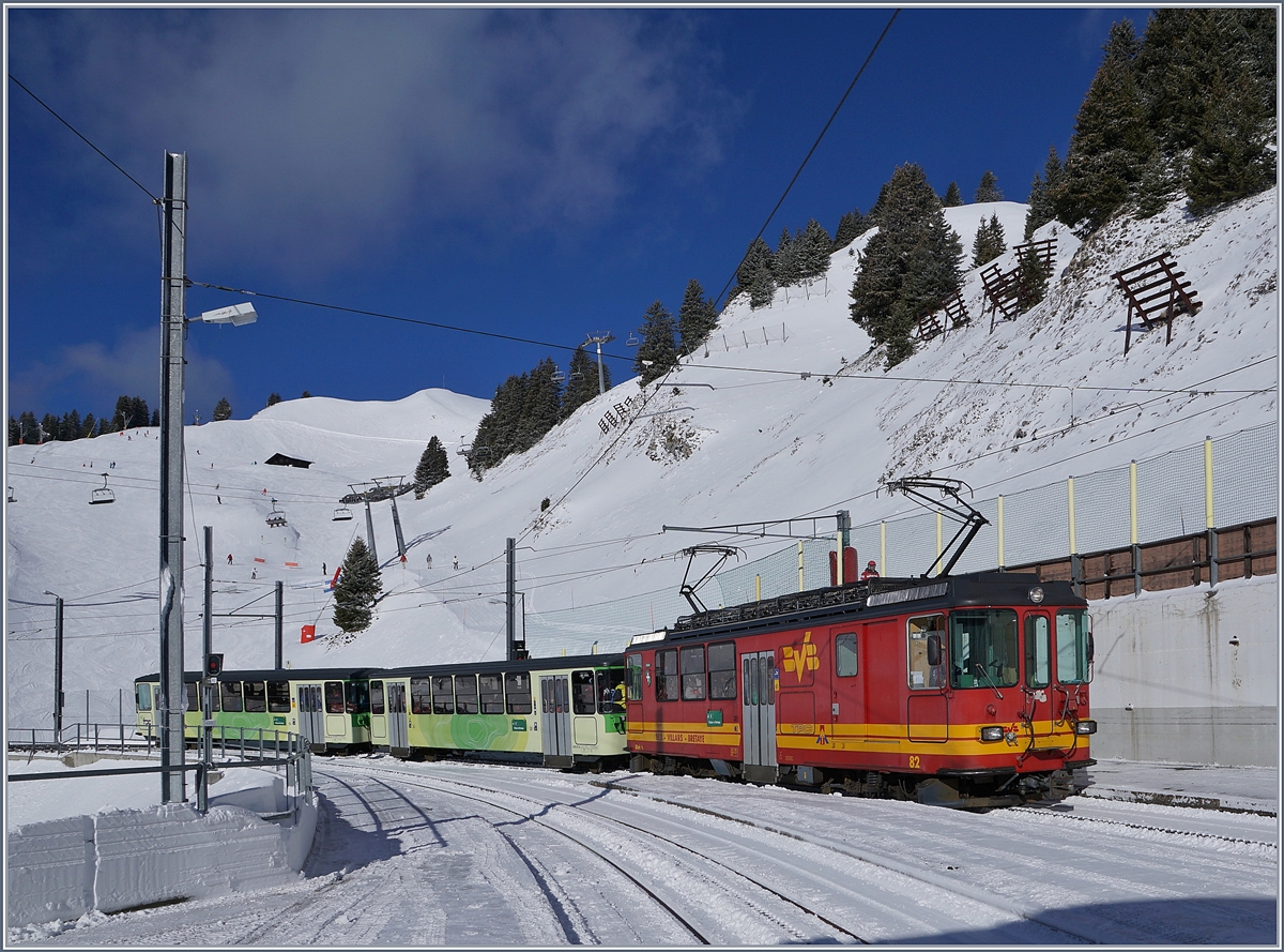 Der TPC BVB BDeh 4/4 82 erreicht mit seinem Regionalzug 812 den Bahnhof Col de Bretaye; während in der Nebensasion nur sieben Zugspaare von Villars zum Col-de Bretaye verkehren, fahren in der Wintersaison zeitweise die Züge im Viertelstundentakt.

5. März 2019