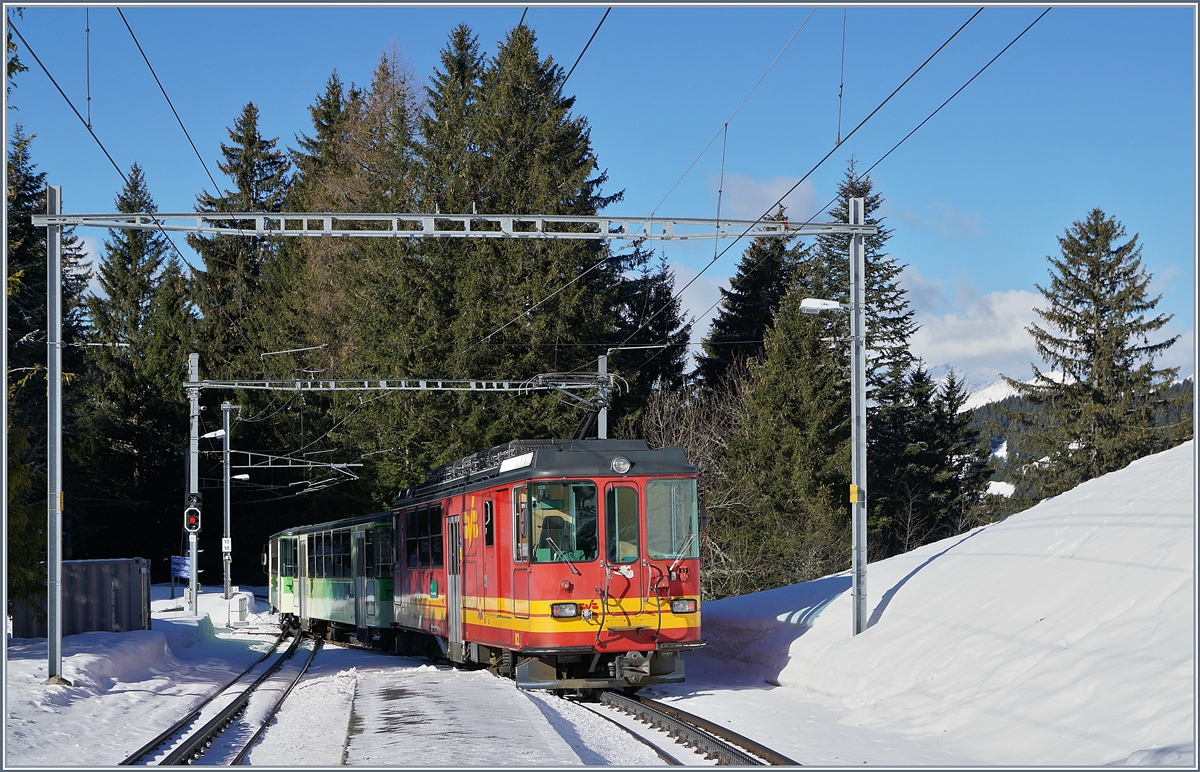 Der TPC BVB BDeh 4/4 82 verlässt mit seinem Regionalzug 813 nach Villars-sur-Ollon den Bahnhof Col-de-Soud.
5. März 2019