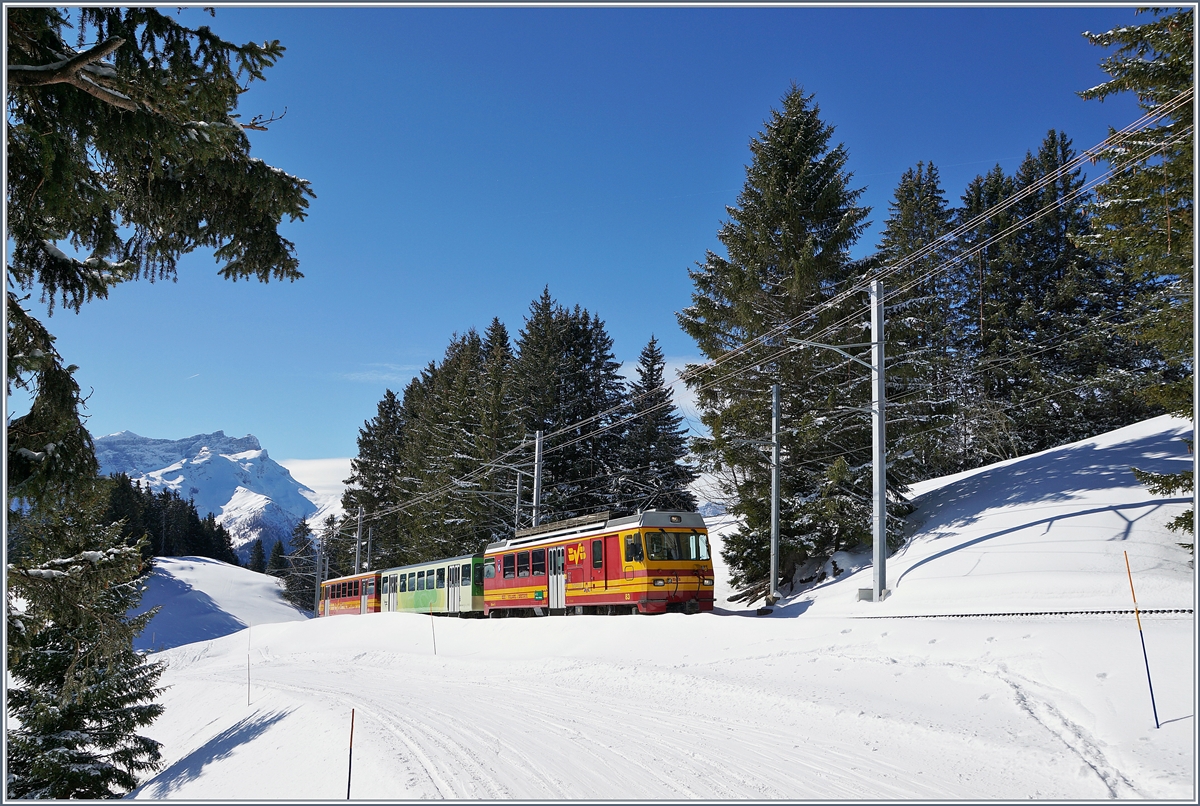 Der TPC BVB BDeh 4/4 83 mit seinem Regionalzug zum Col-de-Bretaye kurz vor der Haltstelle Villars sur Ollon Golf.

12. März 2019