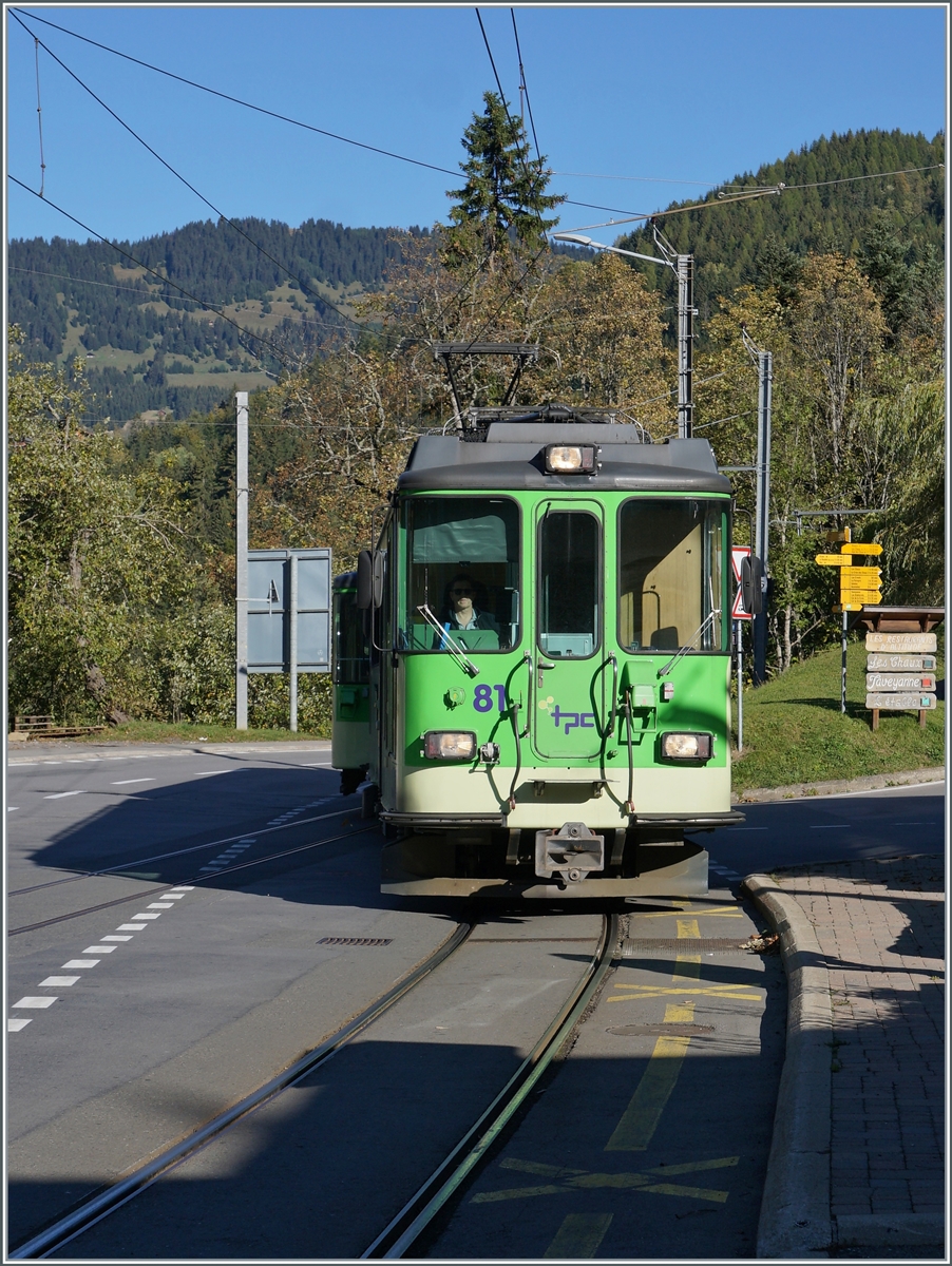 Der TPC BVB BDeh 4/4 81 erreicht mit seinem Regionalzug nach Bex La Barboleuse und fährt auf Gleis 1 ein. 

11. Oktober 2021