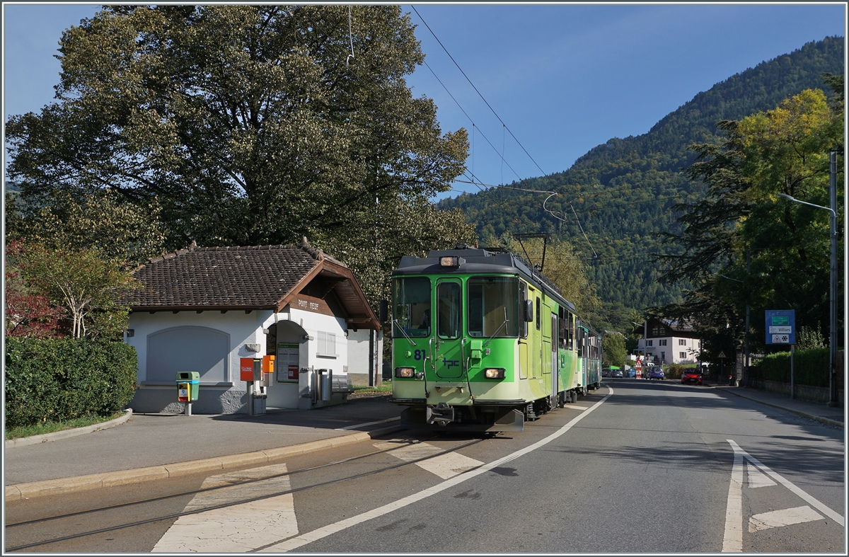 Der TPC BVB BDeh 4/4 81 erreicht mit seinem Zug die bei Bex liegende Haltestelle Pont Neuf. 

11. Oktober 2021