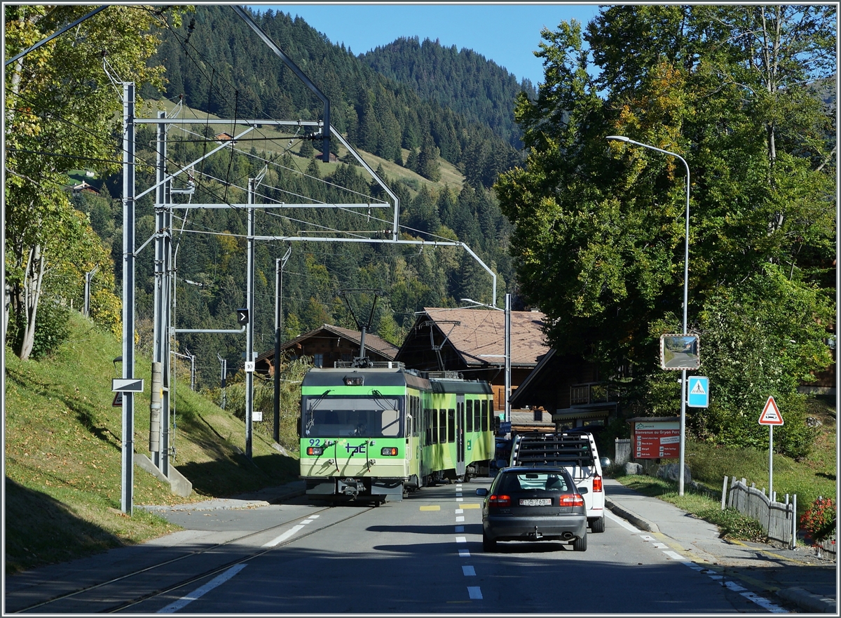 Der TPC BVB Beh 4/8 92  Barboleuse  erreicht den Bahnhof La Barboleuse. Der Triebwagen ist als Regionalzug von Bex nach Villars sur Ollon unterwegs.

11. Oktober 2021