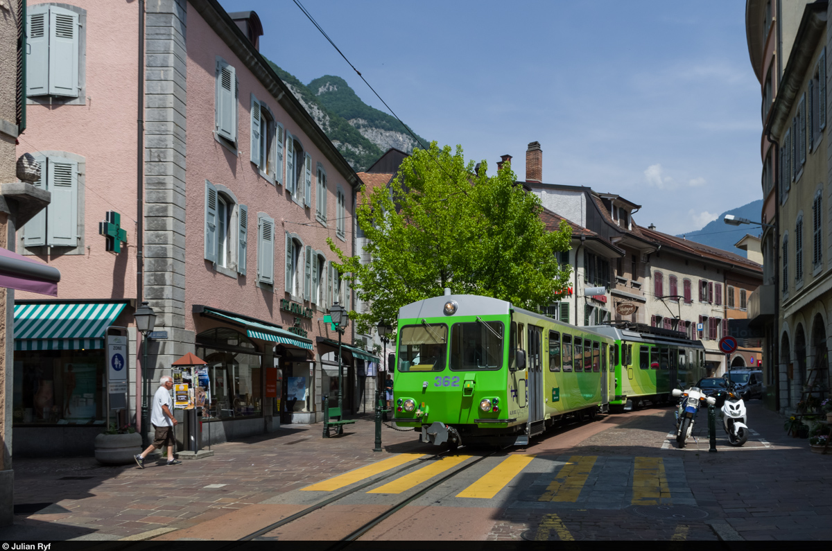 Der TPC/AL BDeh 4/4  312 schiebt den Bt 362 am 3. Juli 2015 durch die Altstadt von Aigle in Richtung Bahnhof SBB.