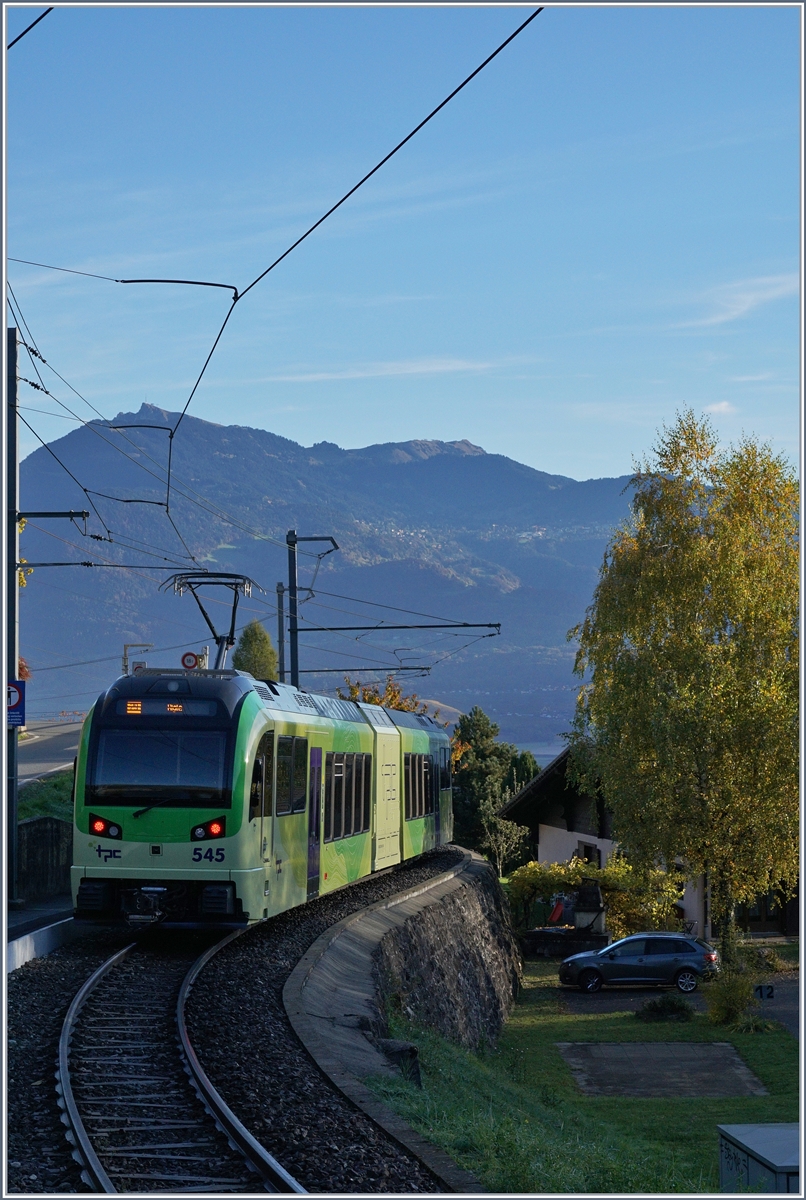 Der TPC/AOMC Beh 2/6 545 auf Talfahrt bei Croix-du-Nant flirtet mit der noch tiefstehenden Morgensonne.
28. Okt. 2016