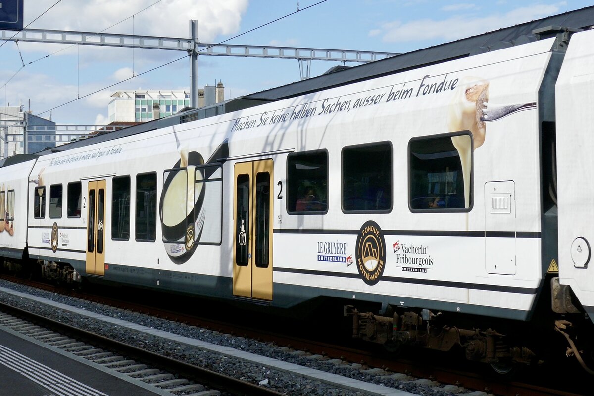 Der TPF B Inova 152 mit der neuen Fondue Werbung am 29.7.25 bei der Abfahrt in Fribourg.