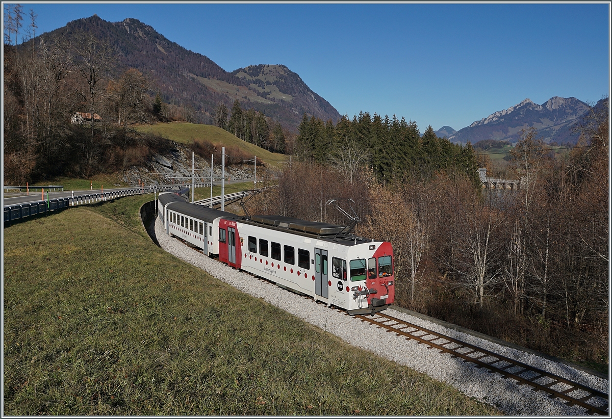 Der TPF Be 4/4 121 mit dem B 207 (ex MOB), B209 (ex MOB) und dem ABt 221 ist kurz nach Lessoc entlang des Stausees Lac de Lessoc als RER 51 14766 unterwegs. 

26. Nov. 2020