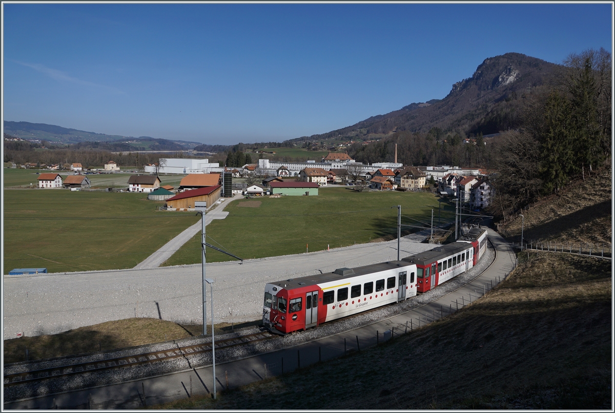 Der TPF Be 4/4 124 mit dem Bt 224 und ABt 223 zwischen dem Bahnhof von Broc Village und Broc Fabrique im Frühjahr 2021. Ab Anfang April wird die Strecken Bulle - Broc Baustellenbedingt geschlossen und 2022 bzw. 2023 als Normalspurbahn wieder in Betrieb genommen.   

2. März 2021