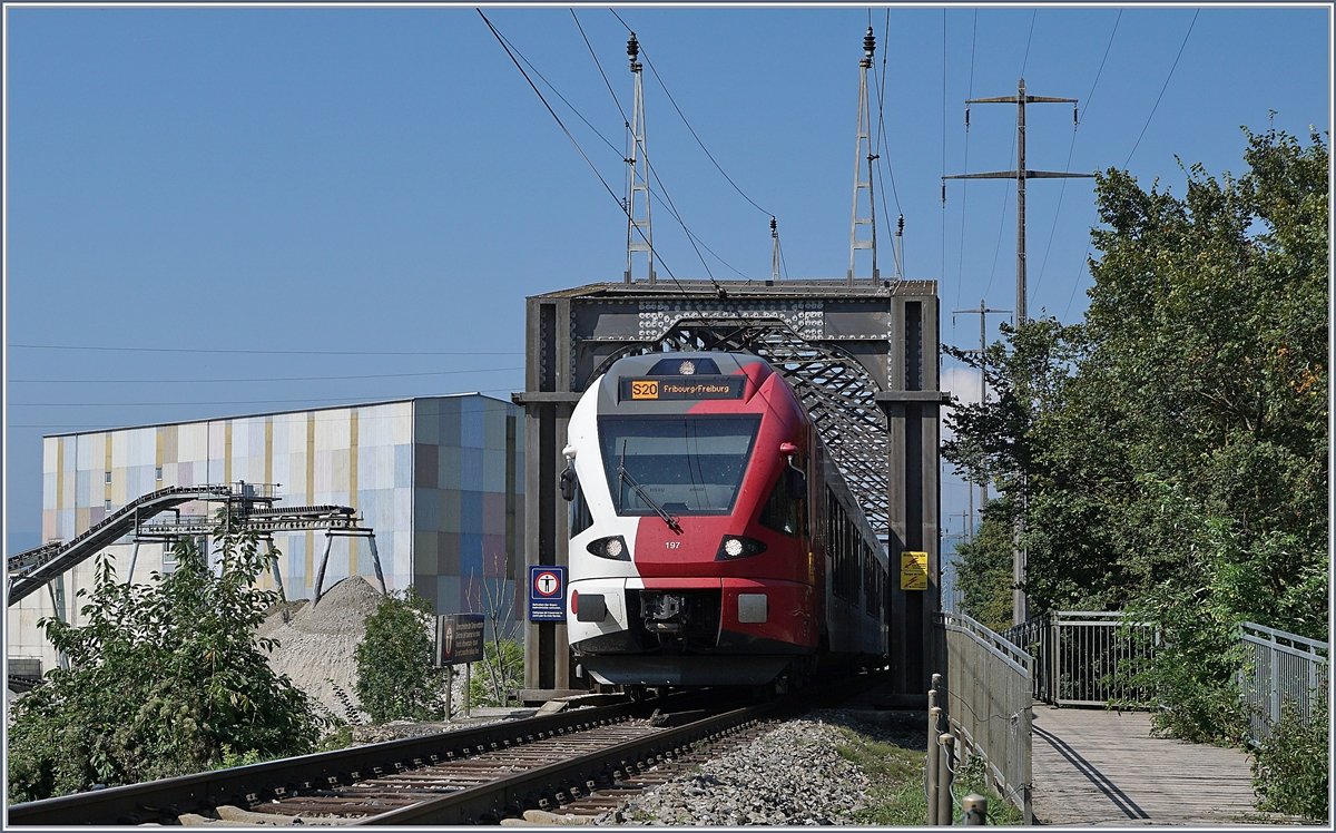 Der TPF RABe 527 197 ist von Neuchâtel nach Fribourg unterwegs und überquert gerade den Zihlkanal. 

30. Aug. 2019