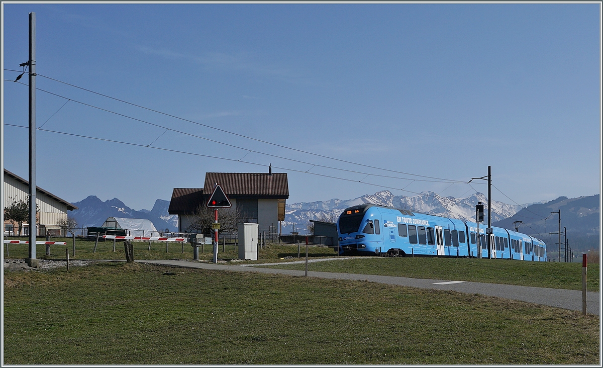 Der TPF RABe 527 198 ist als RE 3822 von Bern nach Bulle zwischen Sâles und Vaulruz unterwegs  Das helle Blau des Zuges gefällt mir sehr gut, wobei überraschend festzustellen ist, dass das  Groupe Grisoni -Blau wie man es Land auf Land ab zu sehen bekommt, weitaus dunkler ist.

2. März 2021