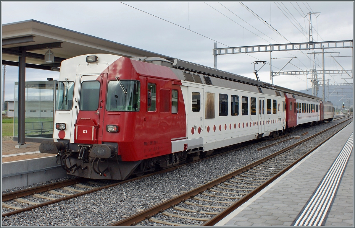 Der TPF RBDe 567 173 wartet in Ins auf die Weiterfahrt nach Neuchâtel. 

2. Oktober 2008