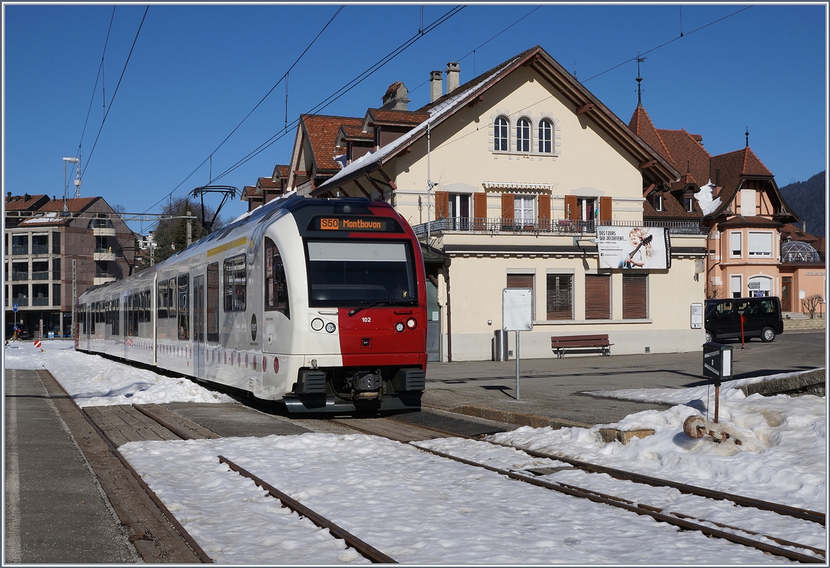 Der TPF Regionalzug von Palézieux nach Montbovon ist in Châtel St-Denis angekommen und wird nun für die Weiterfahrt die Fahrt-Richtung wechseln. 

15. Februar 2015