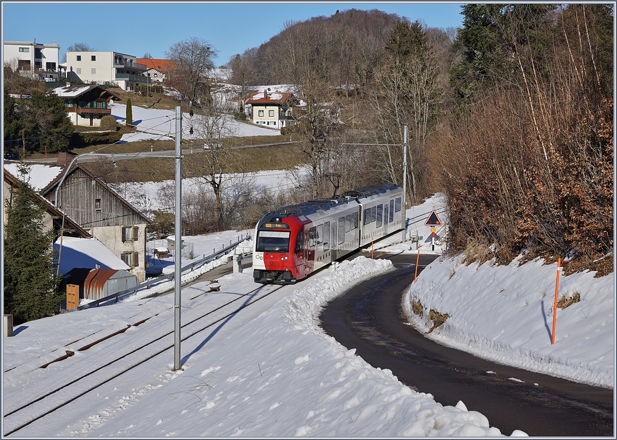 Der TPF Regionalzug S 50 14828 von Palézieux nach Bulle bei Remaufens; der Zug besteht aus zwei den Stadler SURF Triebwagen ABe 2/4 101 und Be 2/4 101, wobei der führende ABe 2/4 101 scheinbar als Steuerwagen genutzt wird, hat doch nur der schiebende Be 2/4 101 seinen Stromabnehmer an der Fahrleitung.
15. Feb. 2019