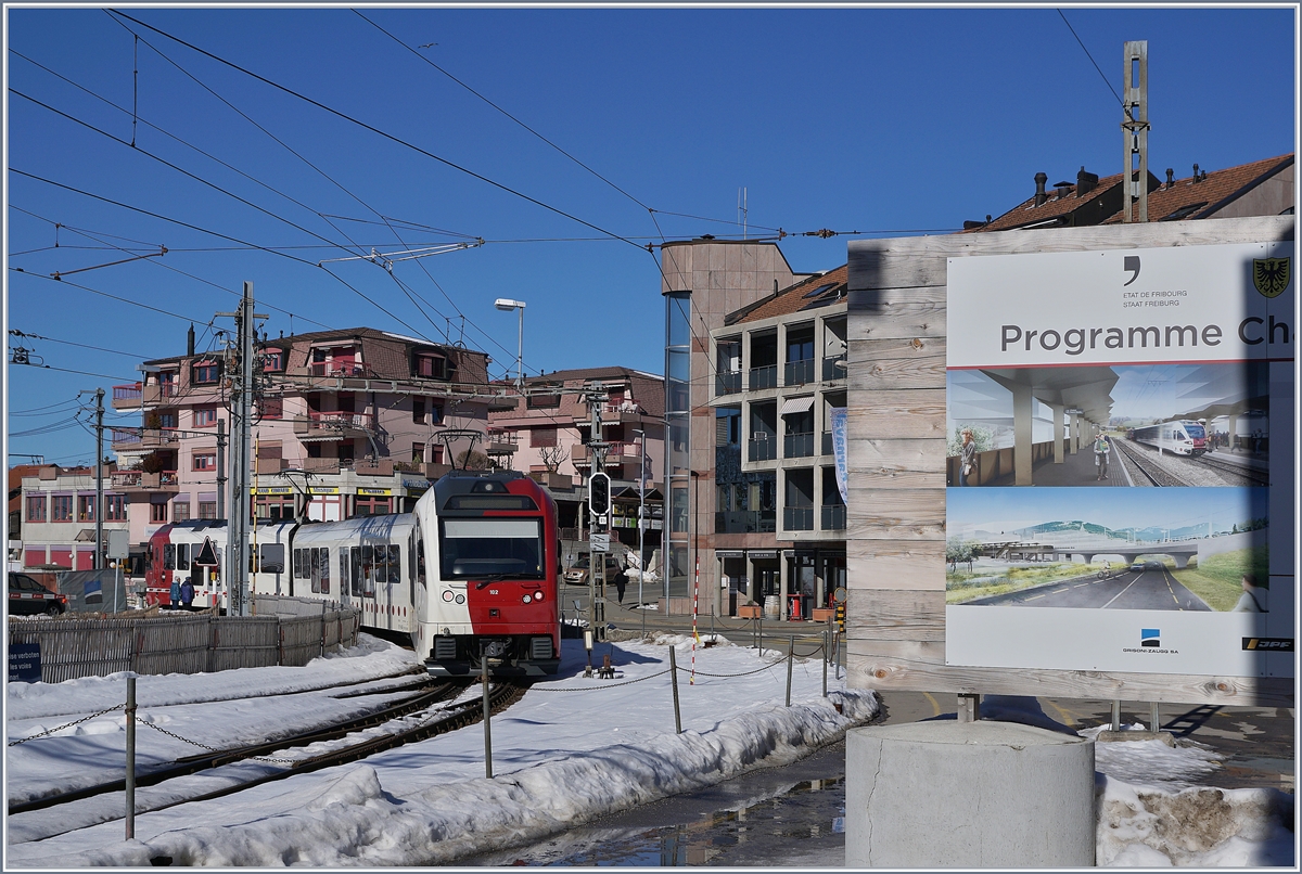 Der TPF Regionalzug S50 14824 erreicht von Palézieux kommend den Bahnhof von Châtel St-Denis. Künftig werden die Züge in Châtel St-Denis nicht mehr in den Ortskern geführt, sondern durch einen Durchgangsbahnhof etwas ausserhalb des Ortes geleitet, auch wenn es dort wohl nicht ganz so grossspurig wie auf dem Werbeplakat rechts im Bild zugehen wird; meines Wissens wird auch hier geSURF und nicht geFLIRTet, d.h. auf Meterspur gefahren...

16. Feb. 2019