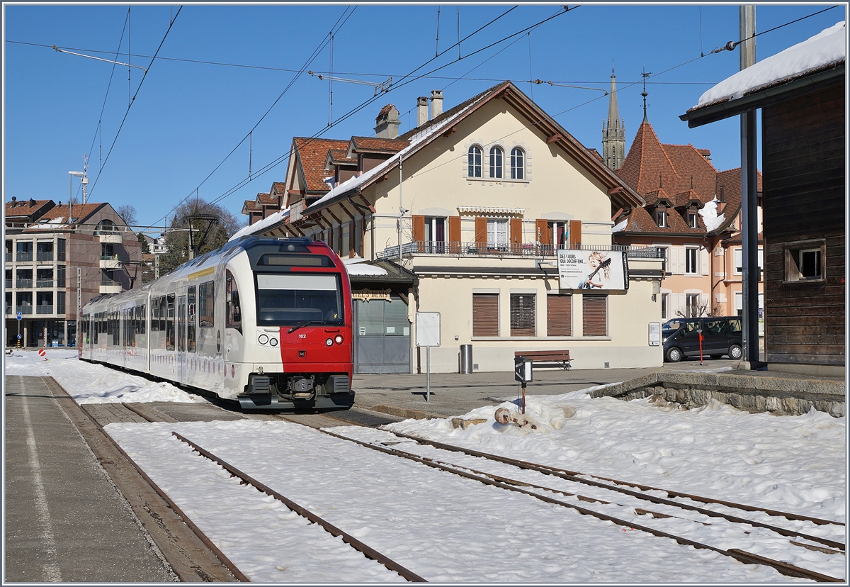 Der TPF SURF ABe 2/4 - B - Be 2/4 102 steht in Châtel St-Denis und wartet auf die Abfahrt. 

15. Feb. 2019 