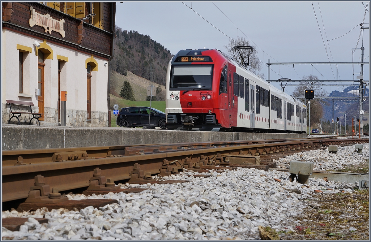 Der TPF SURF ABe 2/4|B|Be 4/4 105 wendet infolge SEV Grandvillard für die Rückfahrt nach Palézieux. Beachtenswert das schöne Stationsschild.  

2. April 2018