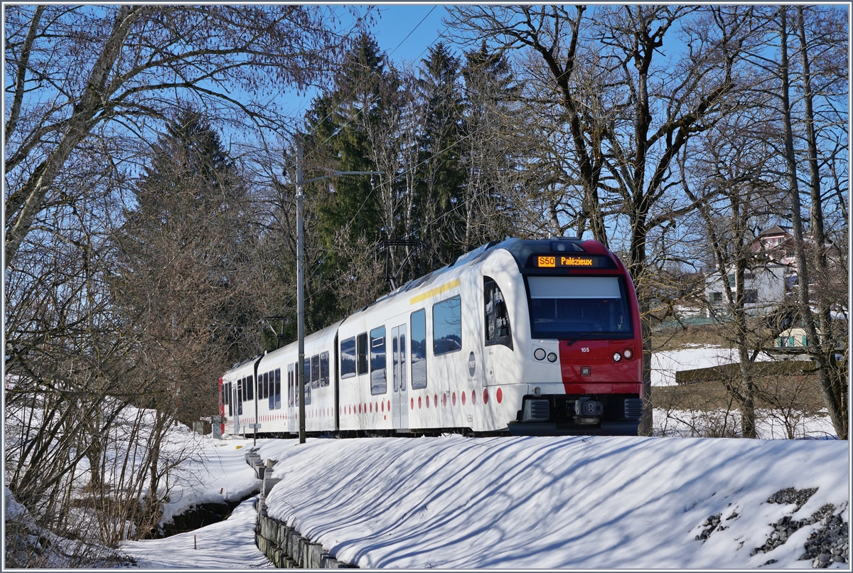 Der TPF SURF Be 2/4 105  L'armayi , mit einem Zwischenwagen und nachfolgenden ABe 2/4 105 verkehrt als S 50 14825 von Montbovon nach Palézieux und konnte kurz vor Remaufens fotografiert werden.

16. Feb. 2019