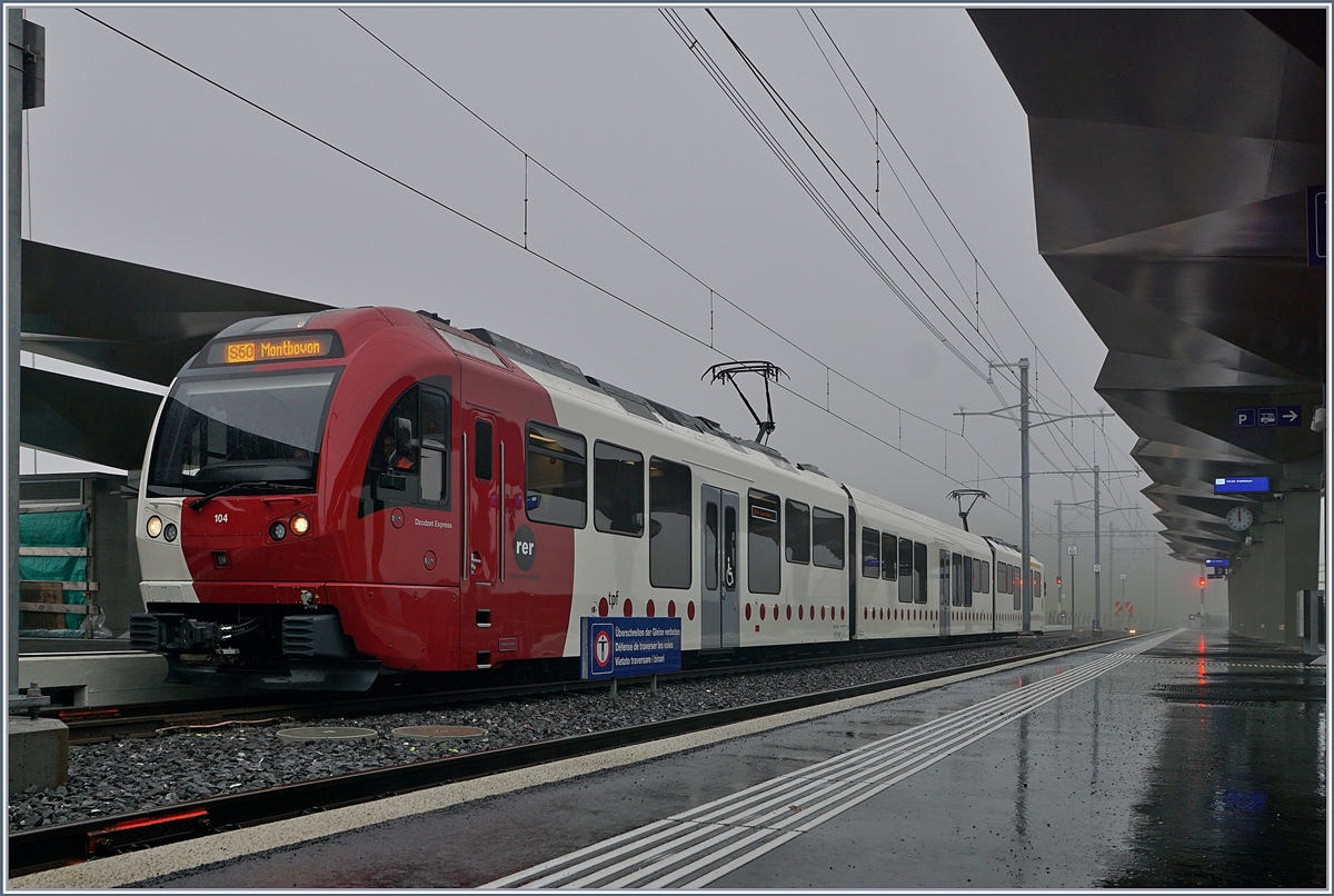 Der TPF SURF Be 2/4|B|ABe 4/4 104 wartet als S50 nach Montbovon im neuen Bahnhof von Châtel St-Denis auf die Abfahrt. 

1. Dezember 2019