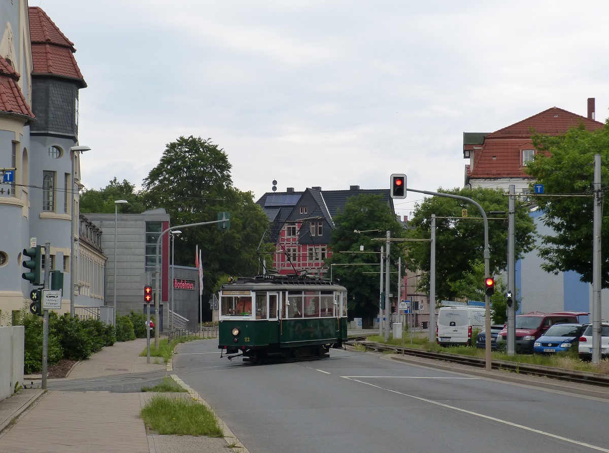 Der Traditionswagen TW23 fuhr am 16.06.2019 in der Grimmelallee in Nordhausen wieder ins Depot, nachdem er zum Rolandsfest an diesem Wochenende unterwegs war. Das Fahrzeug vom Waggonbau Wismar ist Baujahr 1934 und wurde in den 80ern wieder aufgebaut.