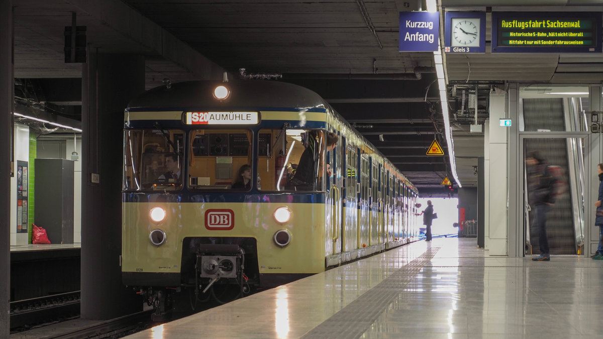 Der Traditionszug der historischen S-Bahn Hamburg e.V. wartet in Hamburg-Altona auf die Weiterfahrt nach Aumühle, 02.04.2018.
