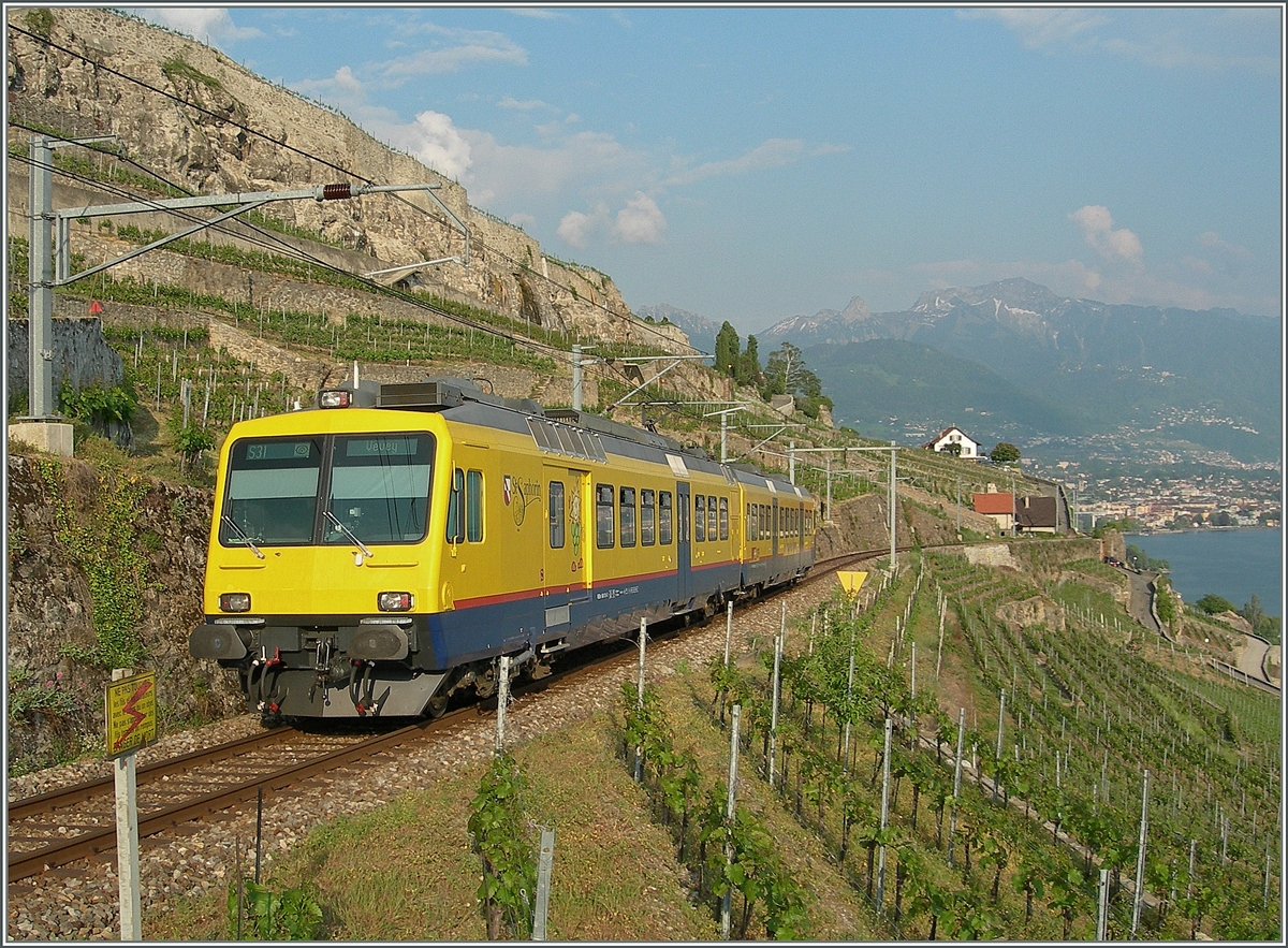 Der  Train des Vignes / Rebbergzug  auf seiner Fahrt nach Vevey kurz nach Chexbres. 
28. April 2007