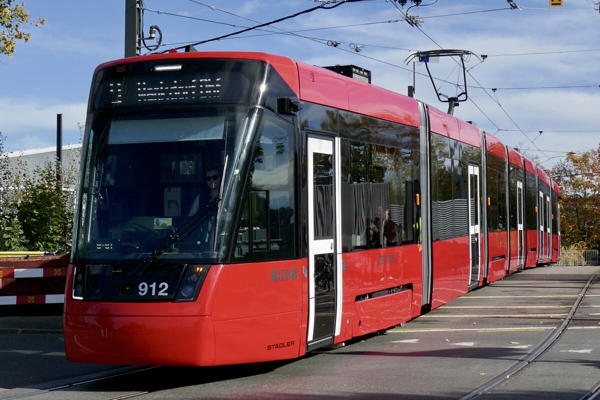Der Tramlink Be 6/8 912 von BERNMOBIL am 28.10.23 bei der Ausfahrt des Depot Bolligenstrasse.
